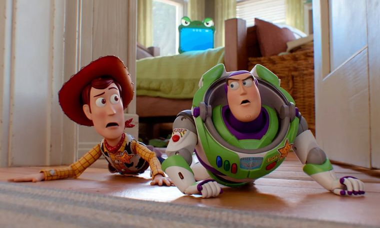 Woody y Buzz vuelven a juntarse para ayudar a Jessie. Woody y Buzz vuelven a juntarse para ayudar a Jessie.