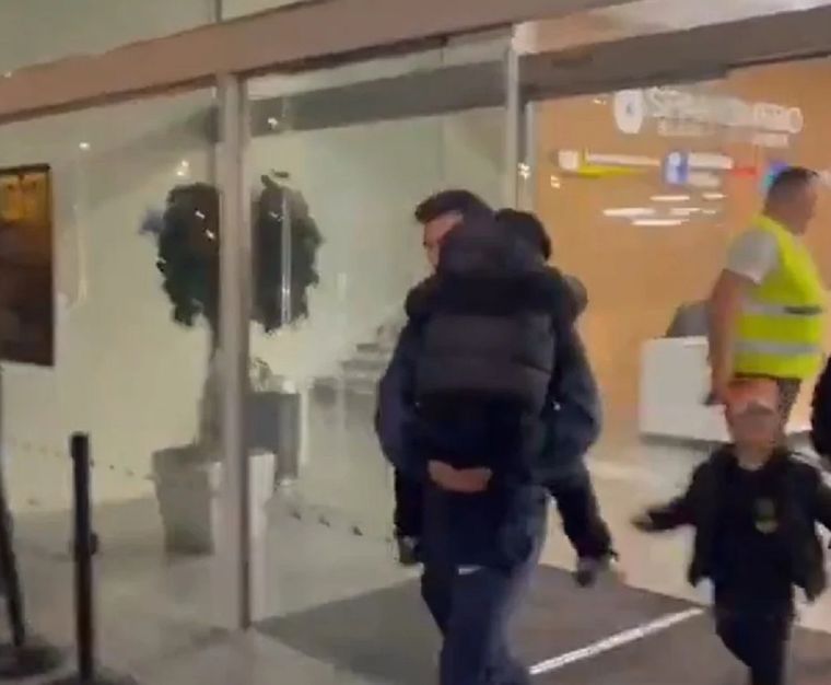 Messi, con uno de sus hijos en brazos. Foto: Captura
