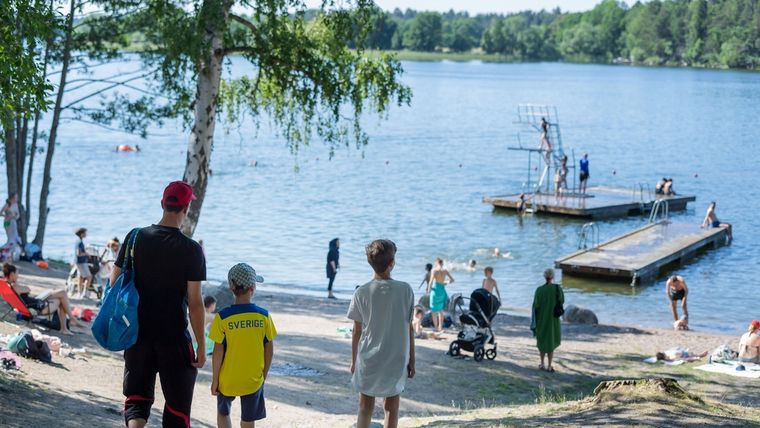 Bañistas en una playa del lago Malaren al este de Estocolmo, Suecia, el 23 de junio de 2020.