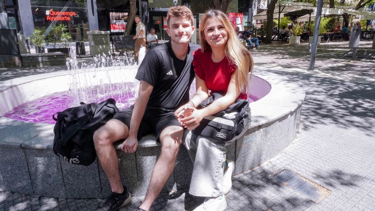 Un floreciente amor de pocos meses planifica una visita al Museo del Área Fundacional. Un floreciente amor de pocos meses planifica una visita al Museo del Área Fundacional.