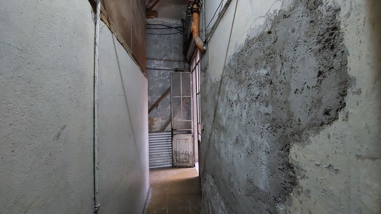 La antesala de los baños denota el deterioro de un inmueble que supo ser un emblema provincial. La antesala de los baños denota el deterioro de un inmueble que supo ser un emblema provincial.