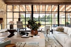 El primer paso para lograr refuncionalizar el living o sala de estar sin comprar nada nuevo es limpiando y ordenando ese espacio. Foto: Julie Soefer