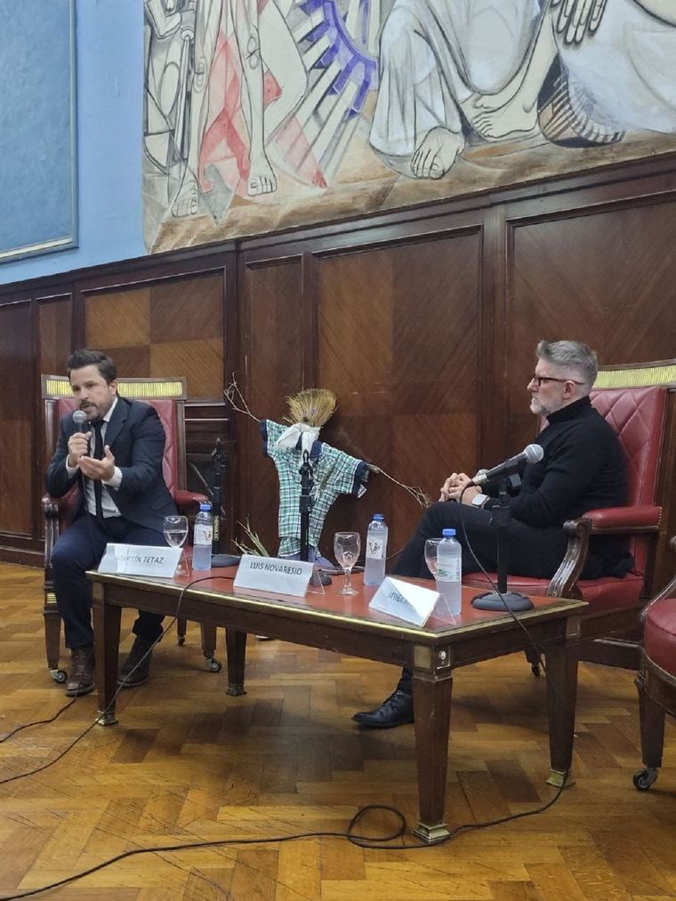 Tetaz subió a un espantapájaros al escenario Foto: Gentileza