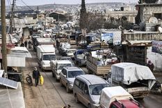 Civiles huyen de Idlib hacia el norte para encontrar un lugar seguro en Siria, cerca de la frontera con Turquía, el 15 de febrero de 2020.