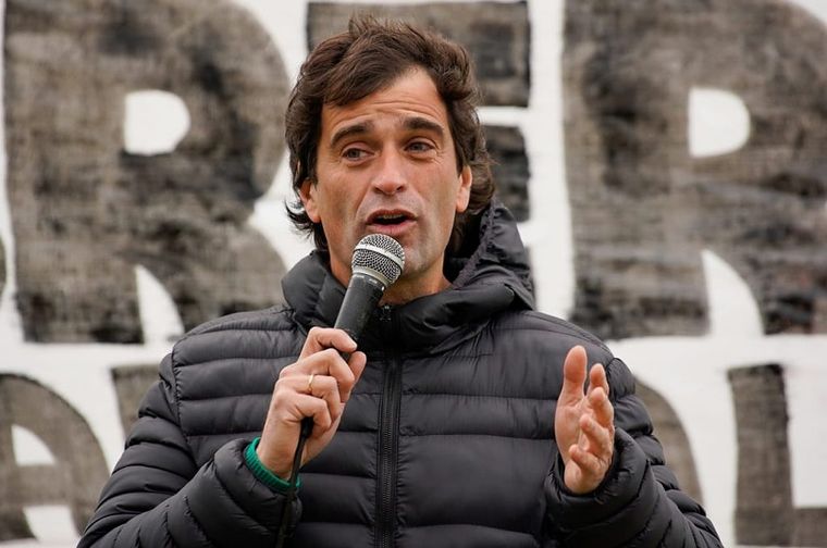 El candidato del FIT Gabriel Solano vivió un incómodo momento con un votante de Javier Milei. Foto: MDZ