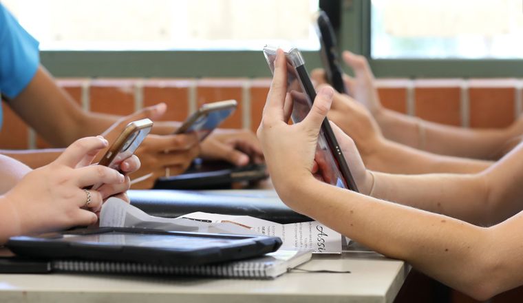 Otra escuela de Mendoza prohibió el uso de los celulares en las aulas.&nbsp;
