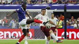 El defensor francés Dayot Upamecano disputa el balón con Mikel Oyarzabal, el goleador de España en este Mundial.&nbsp; 