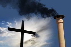 Desde la chimenea de la Capilla Sixtina emerge una columna de humo de color negro, como señal de que no hubo consenso entre los cardenales Foto: Shutterstock