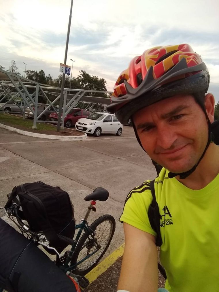 Juan Pinasco antes de pedalear 18 kilómetros desde el aeropuerto hasta su alojamiento en Tucumán. No imaginaba que iba a sentir uno de los sismos más fuertes que vivió la provincia en los últimos años