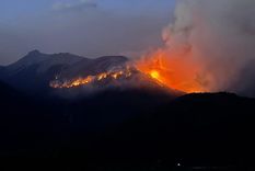 El jueves por la noche, vecinos registraron los primeros indicios del incendio en El Bolsón Foto: X Greenpeace