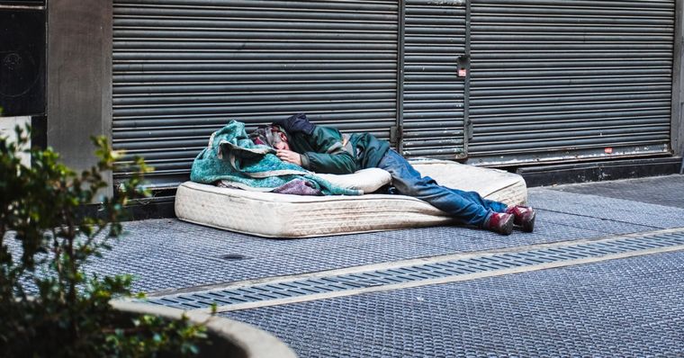 Las autoridades informaron el fallecimiento de dos hombres en situación de calle en distintos puntos del país.&nbsp;