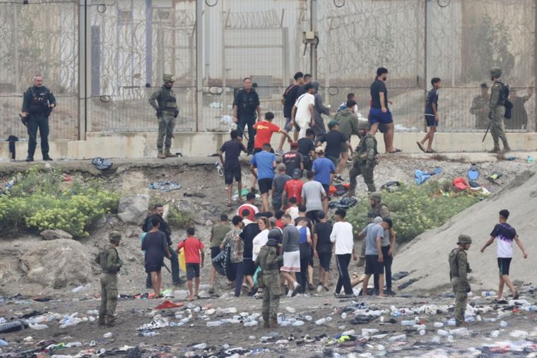 En la calle solo están los migrantes y la Policía, son los únicos, contó un vecino de Ceuta.