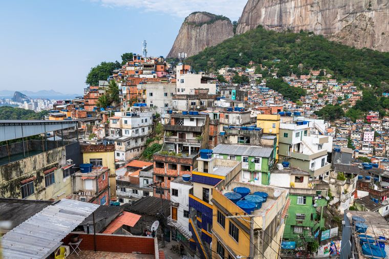 El ventanal de la habitación daba directamente a la favela Rocinha de Río de Janeiro. El ventanal de la habitación daba directamente a la favela Rocinha de Río de Janeiro.