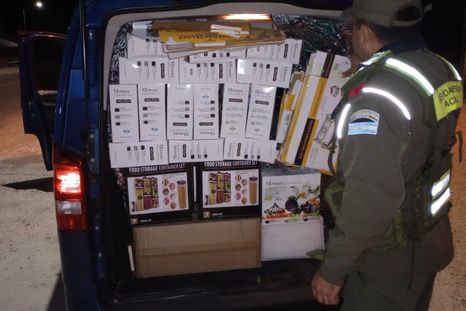 Efectivos de Gendarmería revisando la camioneta con mercadería de contrabando en Mendoza. Efectivos de Gendarmería revisando la camioneta con mercadería de contrabando en Mendoza.