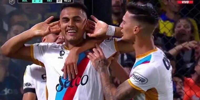 Colmán festeja su gol luego de sacar del medio ante Boca.