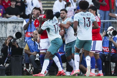 Rafael Leao le dio un manotazo en la cara a Iván Román en el amistoso entre Portugal y Chile. Rafael Leao le dio un manotazo en la cara a Iván Román en el amistoso entre Portugal y Chile.