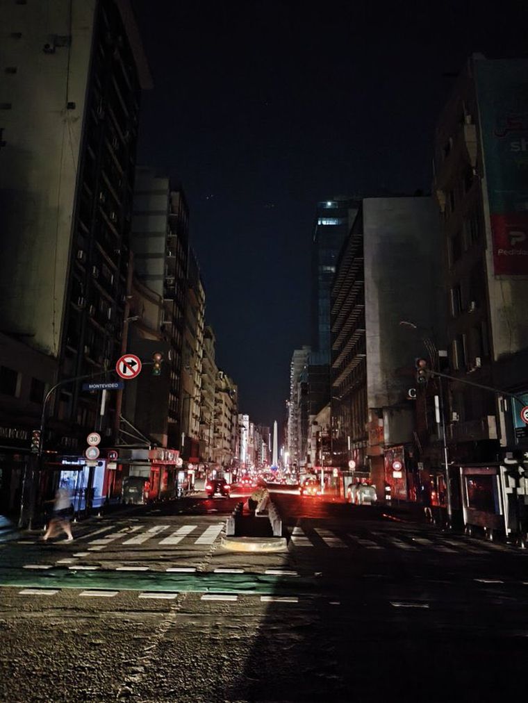 Los edificios de la calle Corrientes también se vieron afectados por el apagón masivo del AMBA. Los edificios de la calle Corrientes también se vieron afectados por el apagón masivo del AMBA.