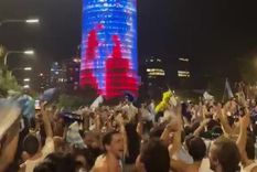 En distintas ciudades de España, miles de argentinos festejaron el triunfo de Argentina frente a Inglaterra.