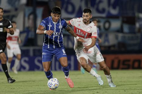 Nahuel Brunet (6), marcador central de Godoy Cruz, sale jugando del fondo ante la presión de David Bulacio (9), centrodelantero de Deportivo Morón. Nahuel Brunet (6), marcador central de Godoy Cruz, sale jugando del fondo ante la presión de David Bulacio (9), centrodelantero de Deportivo Morón.