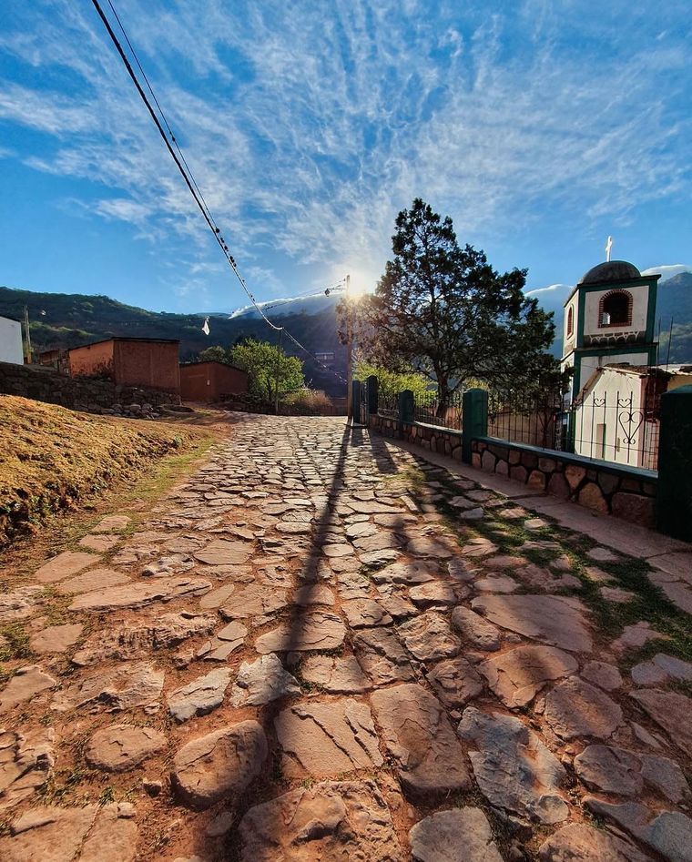 El antiguo Qhapaq Ñan conecta el pueblo con Santa Ana y conserva parte de la historia de las comunidades andinas. El antiguo Qhapaq Ñan conecta el pueblo con Santa Ana y conserva parte de la historia de las comunidades andinas.