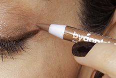 Puedes lograr el mejor delineado que se adapte a tus ojos y tu cara. Foto: https://style.shockvisual.net/wp-content/uploads/2022/03/Delineado-liquido.jpg