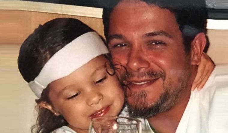 Así se veía Manuela Sánchez de pequeña junto a su padre, un muy joven Alejandro Sanz.