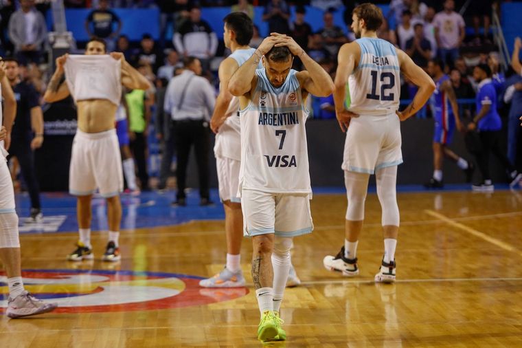 Campazzo se agarra la cabeza y no lo puede creer. Foto: Télam