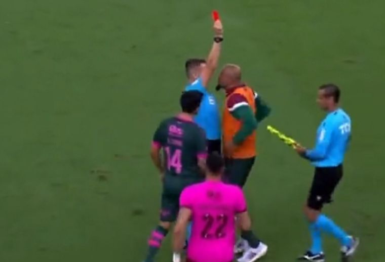 Felipe Melo hizo nuevamente de las suyas.