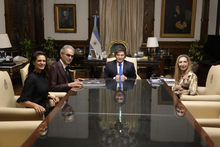 Andrea Bocelli y su esposa Verónica Berti junto a Javier Milei y Karina Milei en el despacho presidencial. Andrea Bocelli y su esposa Verónica Berti junto a Javier Milei y Karina Milei en el despacho presidencial.