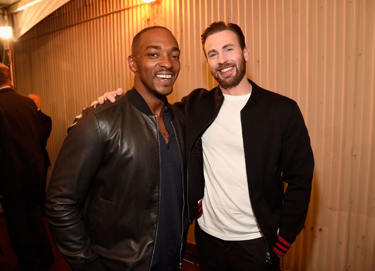 Foto: https://www.menshealth.com/entertainment/a28106304/how-anthony-mackie-learned-getting-captain-america-shield/