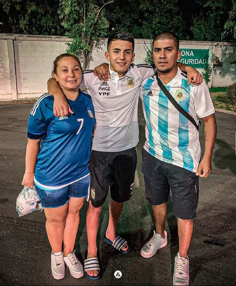 Thiago Almada con sus padres. Foto: Instagram