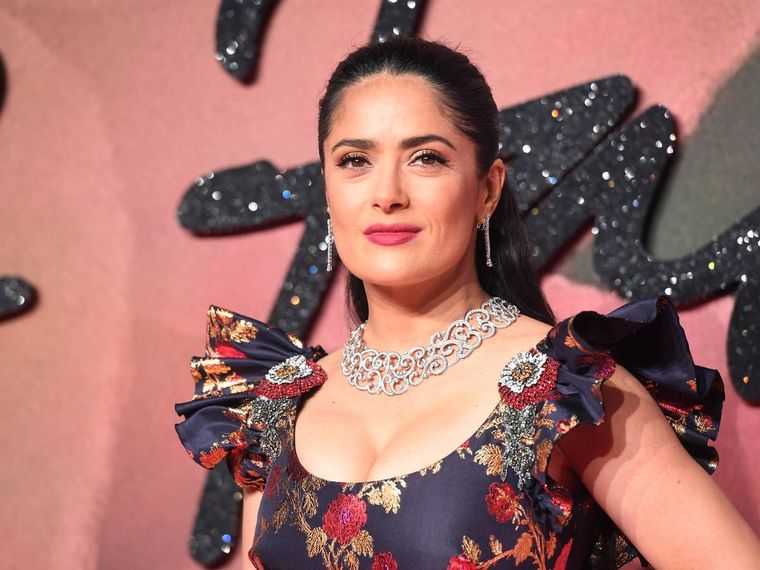 Las chicas con poca estatura están habilitadas a usar los tacones más altos, algo que Salma Hayek aprovecha al máximo. Foto: Vanitatis