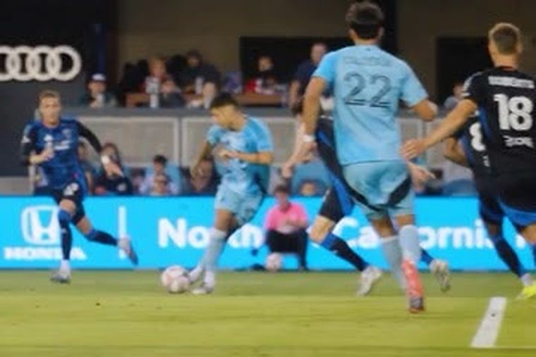 El momento exacto de la rabona de Joaquín Pereyra.
