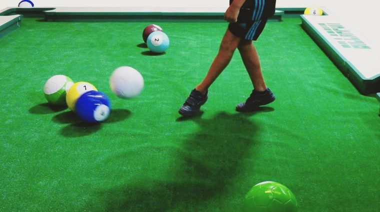 El primer footpool de Mendoza combina fútbol, pool, comida y tragos en la Arístides.