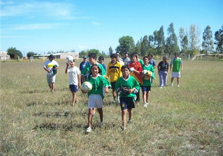 Los chicos de Costa de Araujo ya disfrutan del nuevo campo de juego.
