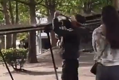 Desacatado, el artesano amenazó a los inspectores con un fierro Foto: Captura de video