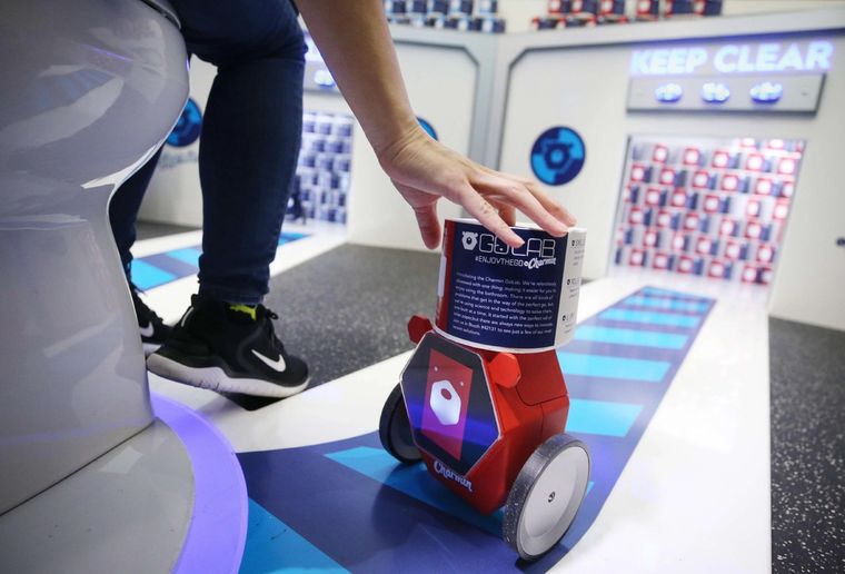 Uno llama al robot desde la app del teléfono y éste lleva el papel higiénico al baño