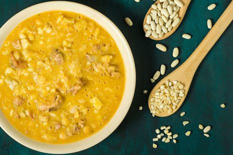 Muchas familiar argentina celebran el 25 de mayo con un plato de locro. Foto: Freepik.