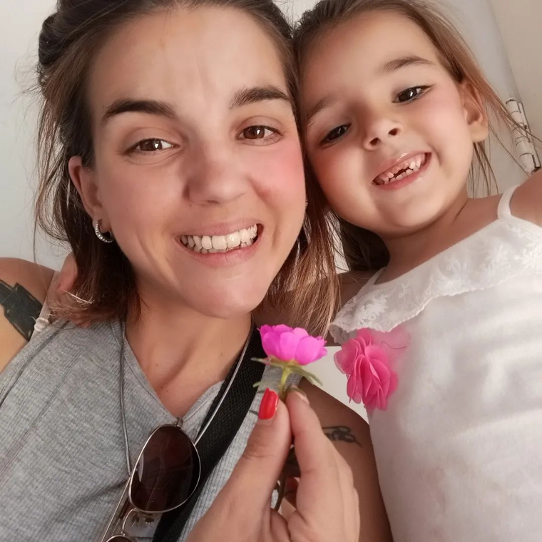 Emma con su mamá, Daiana, mientras espera para poder comenzar su tratamiento. Foto: Gentileza Diana Costas