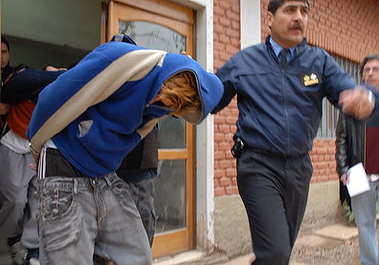 El momento en que sacaban a los detenidos por el homicidio de Bartolomé. Foto: Ivana González/MDZ