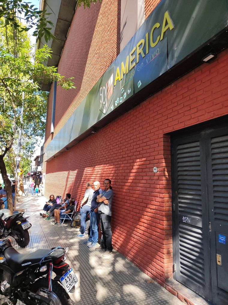 Reclamos en la puerta de América TV