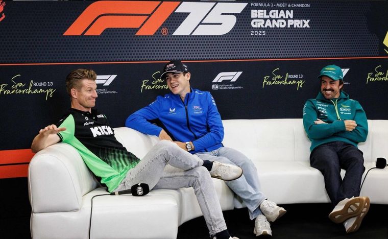 El argentino rodeado de los muy experimentados Hülkenberg y Alonso en la conferencia de Spa. El argentino rodeado de los muy experimentados Hülkenberg y Alonso en la conferencia de Spa.