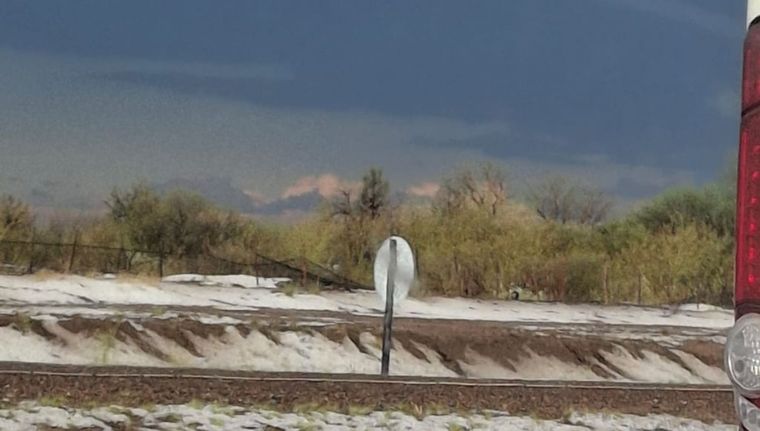 El granizo se acumuló a la vera de la ruta 40. Foto: Gentileza X @piedradari3