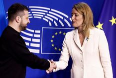 Zelenski, recibido por Roberta Metsola. Foto: Efe.