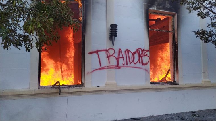 Manifestantes prendieron fuego la Casa de Gobierno en Chubut
