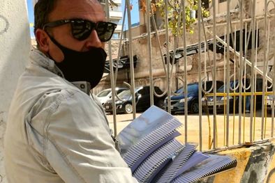 MDZol | El abogado Jaime Alba cargando en sus brazos el expediente de la causa Aliaga, un asunto que derivó en investigación por las coimas en la Justicia Federal