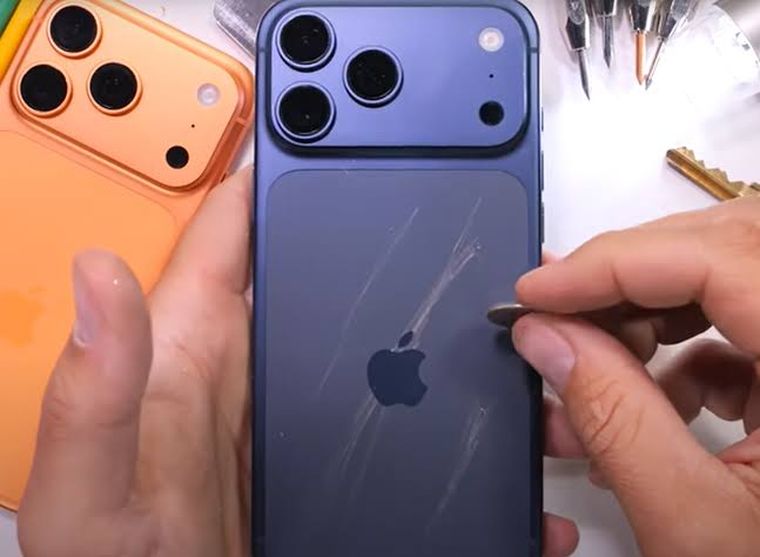 El iPhone 17 Pro utiliza una estructura de aluminio que presenta marcas profundas ante impactos cotidianos. El iPhone 17 Pro utiliza una estructura de aluminio que presenta marcas profundas ante impactos cotidianos.