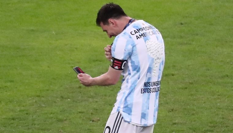 Messi celebró a la distancia con su familia por videollamada Foto: EFE