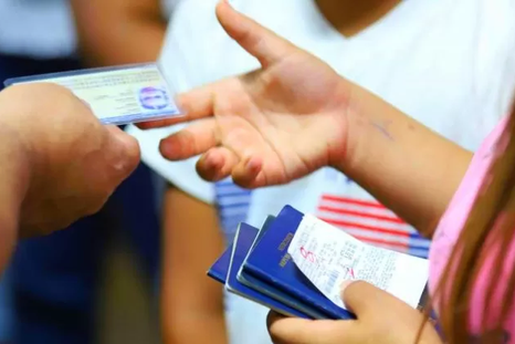 Esta credencial aliviará a miles de mexicanos que viven cerca de la frontera con Estados Unidos. Esta credencial aliviará a miles de mexicanos que viven cerca de la frontera con Estados Unidos.