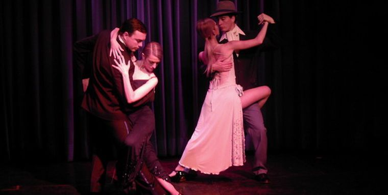 Los bailarines en el espectáculo Tinta Roja de Tajamar. Foto: Mdz